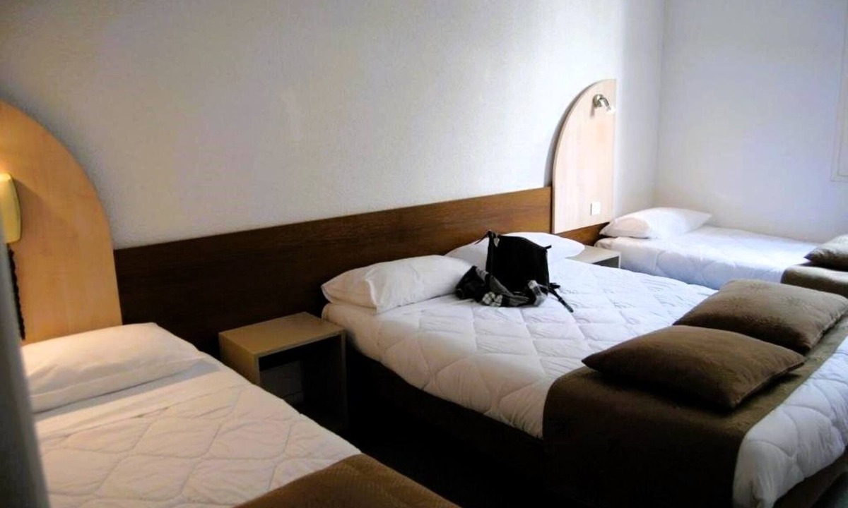 Lourdes Hotel | Serene Family Suite with Ample Space & Balcony - Parking