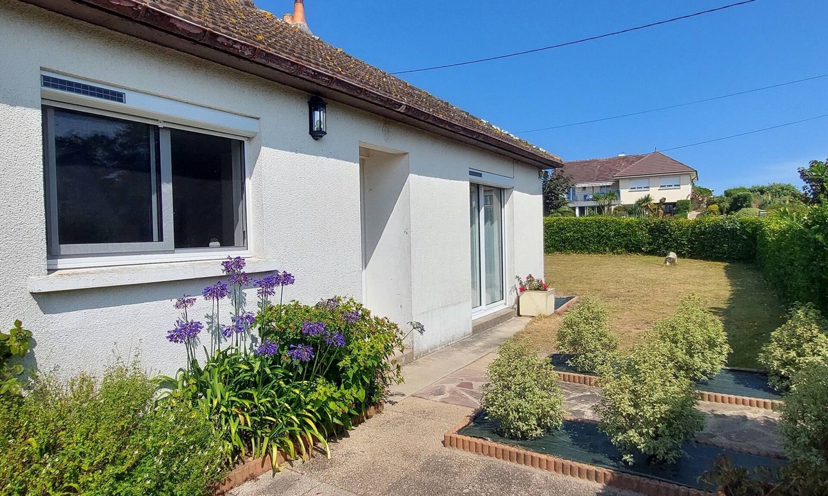 Sainte-Marie-du-Mont House | Single-storey villa, 50 metres from the beach, with enclosed grounds