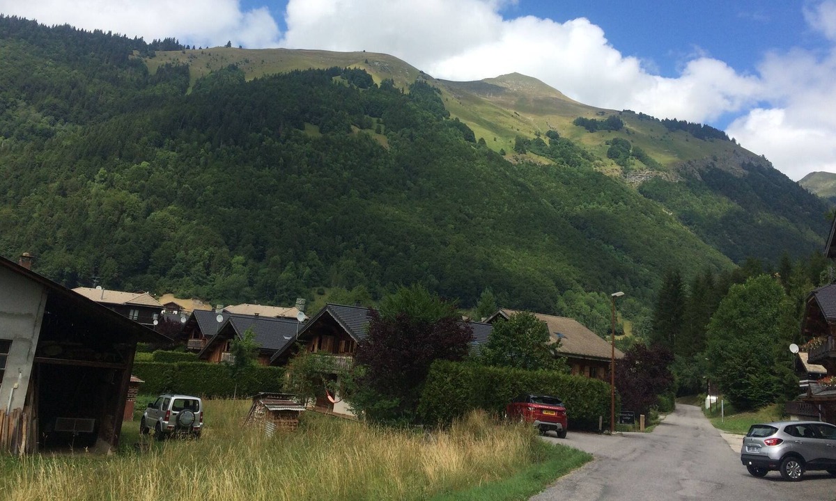 Besse-et-Saint-Anastaise Apartment | Single storey apartment, near lake, 1200m.