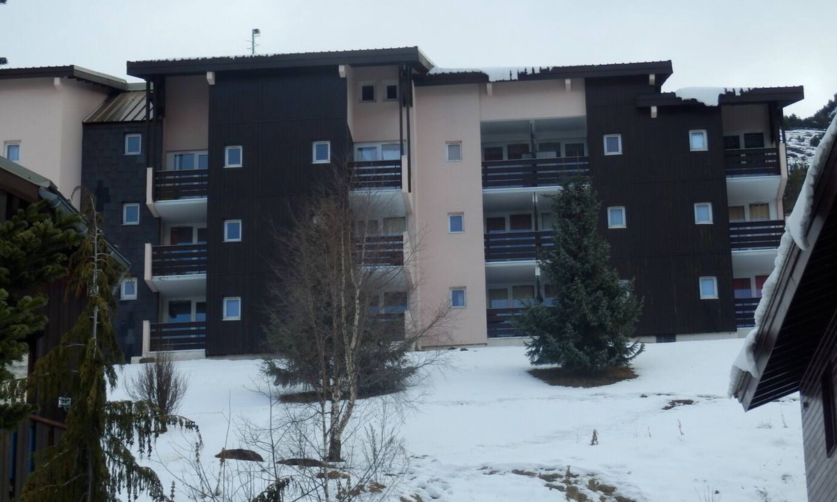 Mont-de-Lans Apartment | Ski in/ski out apartment in a quiet area