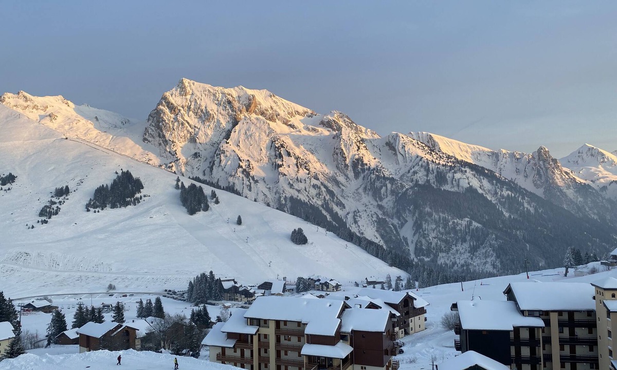 Manigod Apartment | South-facing mountain-view apartment with ski-in, ski-out convenience