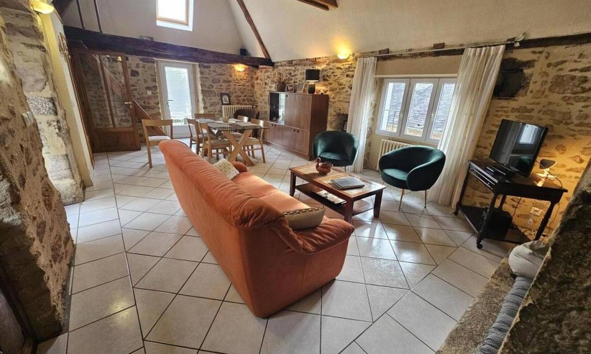 Le Lardin-Saint-Lazare Cottage | Spacious house in Dordogne with terrace and garden, pets allowed