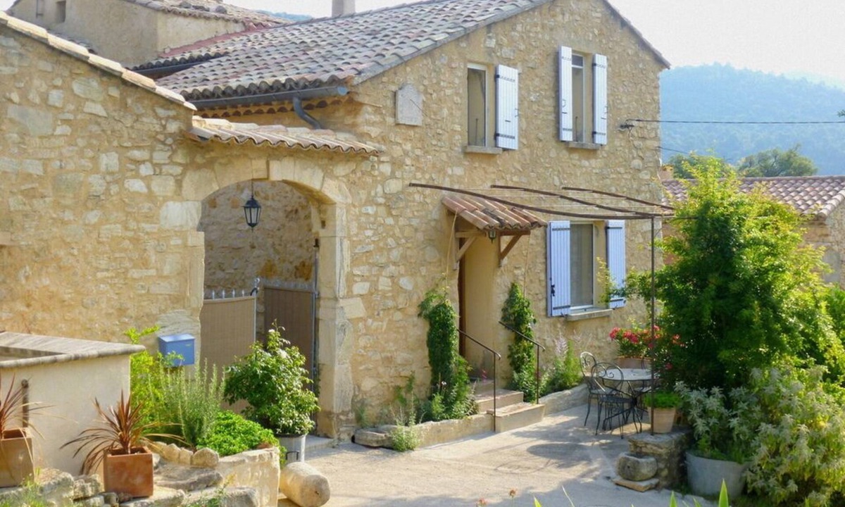 Suzette Ski Chalet | SPACIOUS GITE FOR 4 PEOPLE IN AUTHENTIC PROVENCAL FARMHOUSE