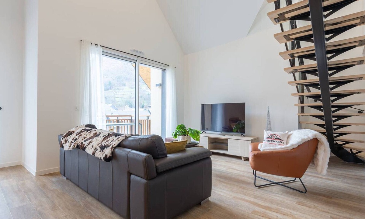 Saint-Lary-Soulan Apartment | Spacious Modern Apartment, Near Slopes, 8 Guests, Parking Included