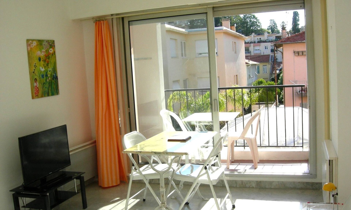 La Madeleine Apartment | Spacious studio and garage 5 minutes' walk from the beach