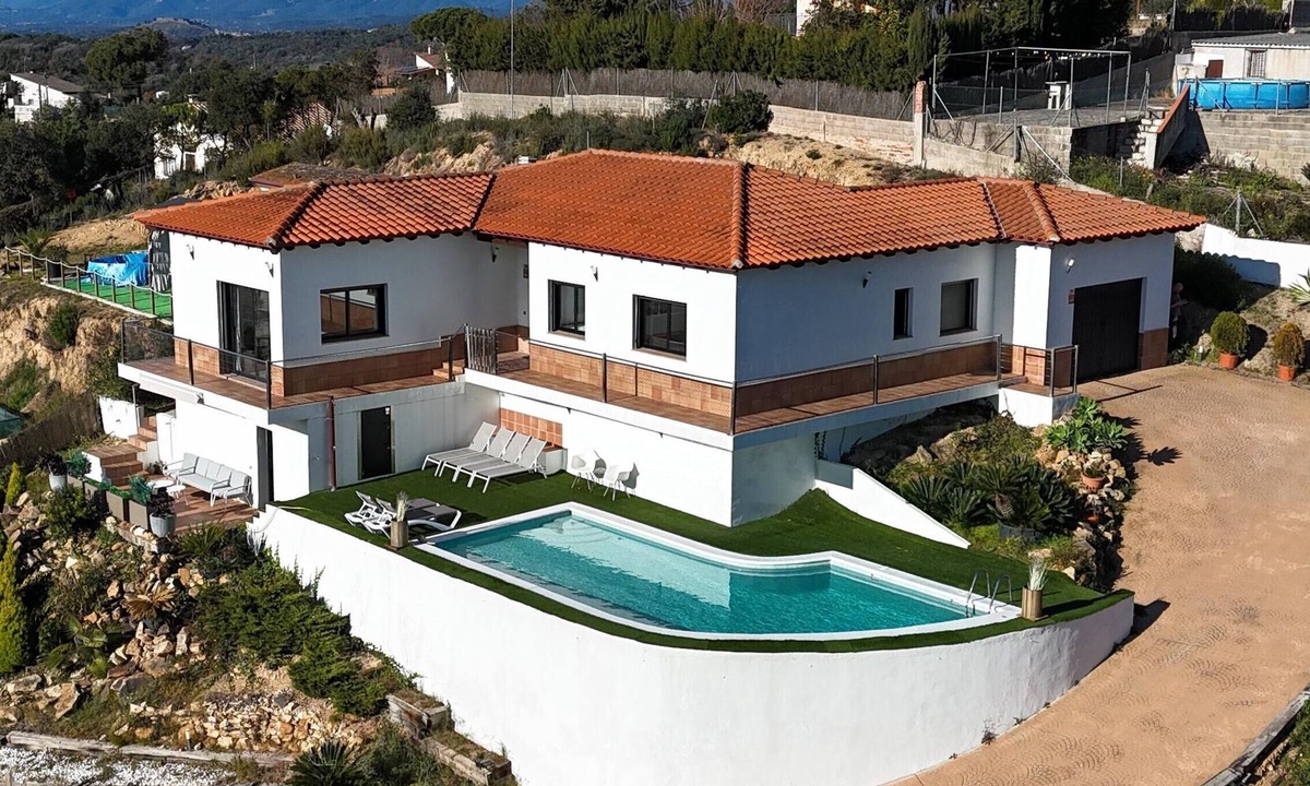 Mas Altaba Villa | Spacious Villa with Private Pool & Gym – Only 20 min from Beach