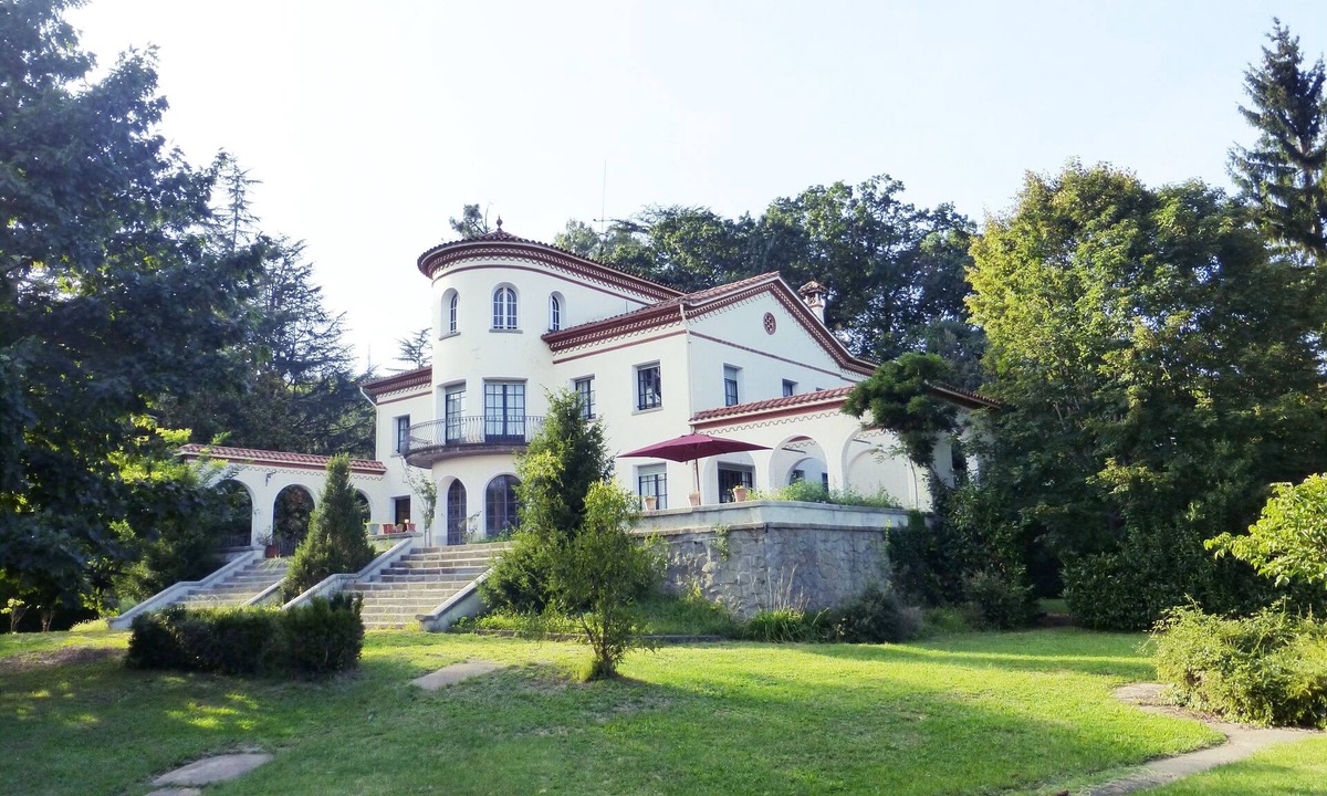 Olot Villa | Spectacular landscaped "Chateau" type house in the center of Olot