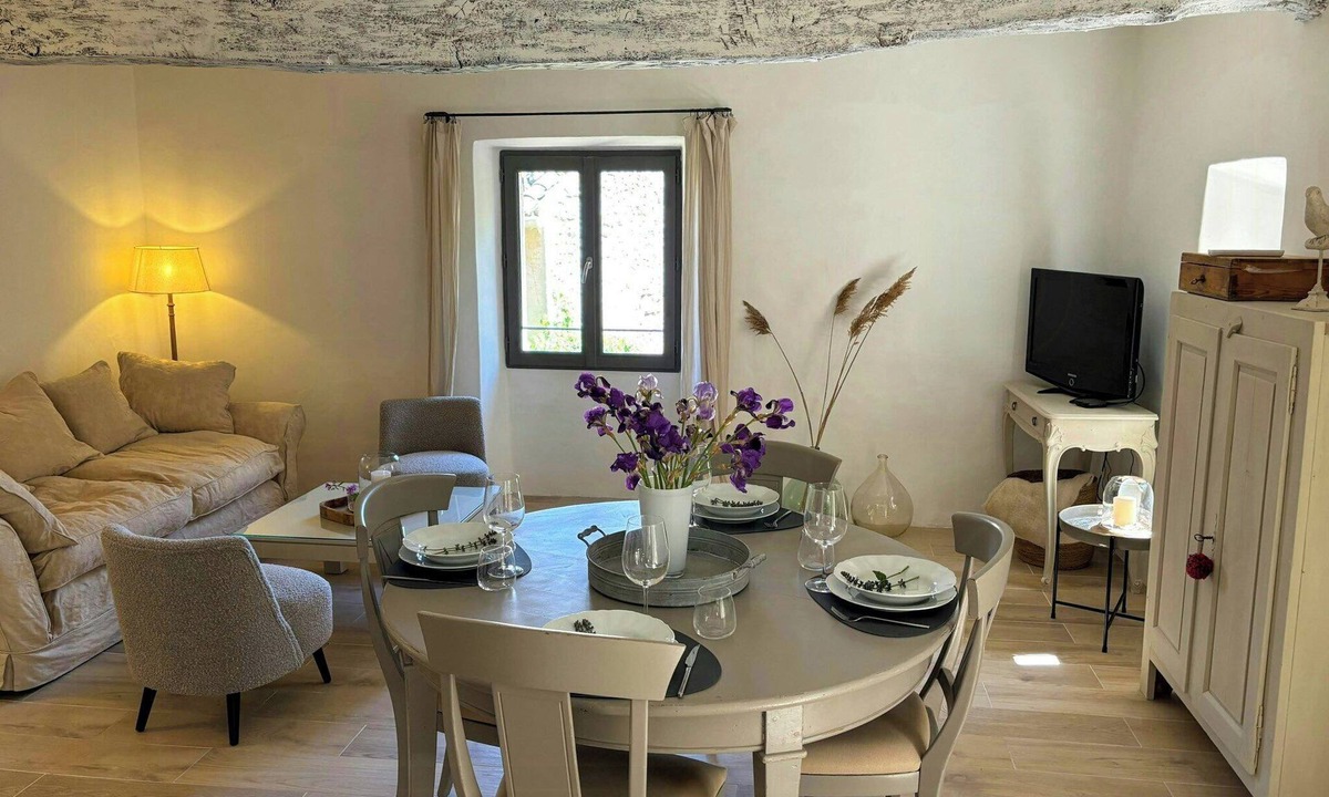 Rustrel House | Stone house near ochre cliffs in the Luberon