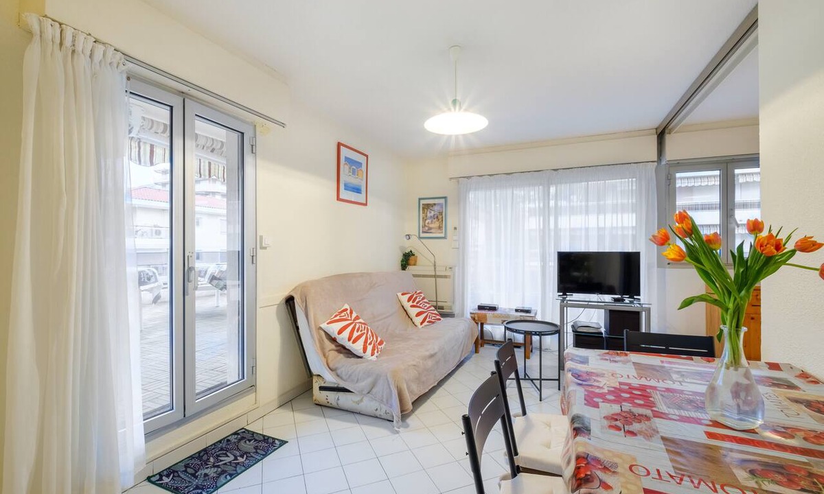 Roquebrune-Cap-Martin Apartment | Studio Apartment 'Riviera Beach Anemone' with Mountain View, Wi-Fi and Air Conditioning