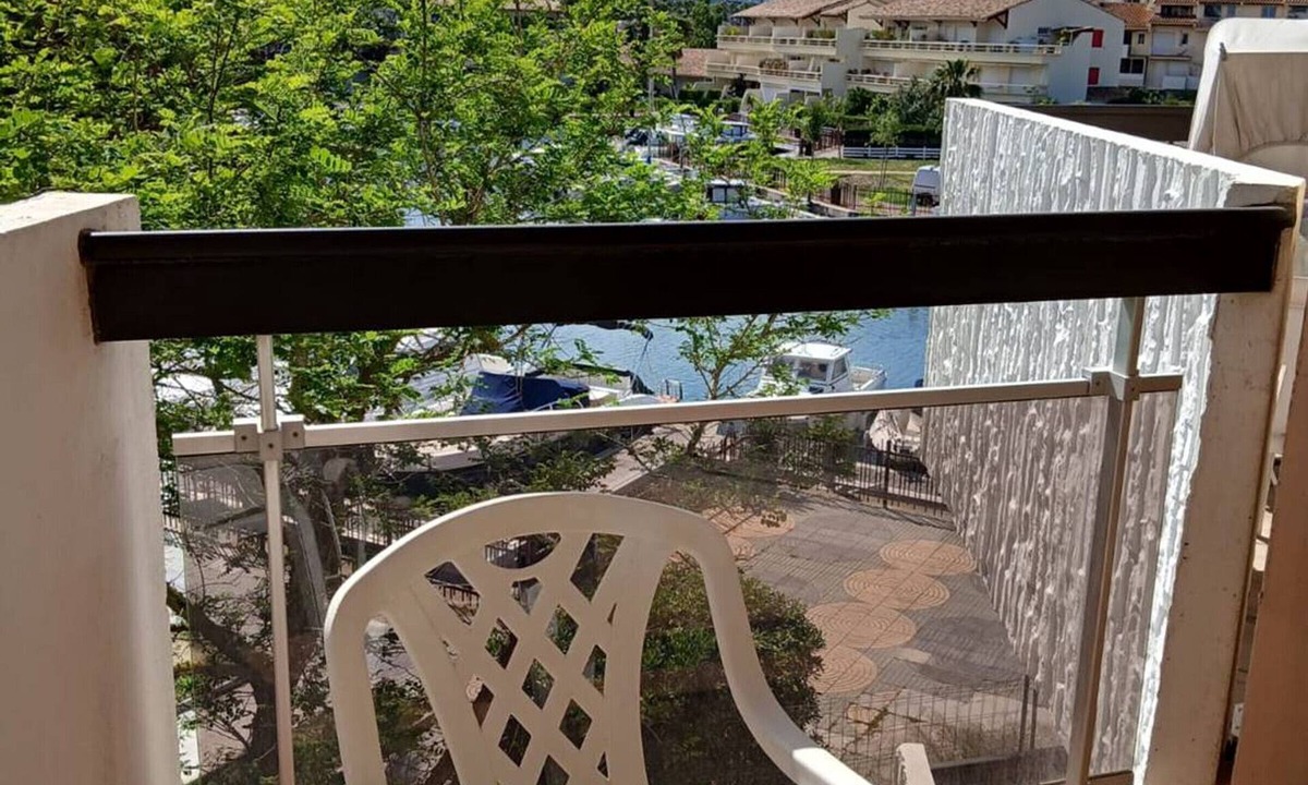 Le Port Apartment | Studio Cabin Canet Beach for 4 – Elevator, Marina View