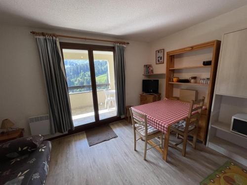 Laveissiere Apartment | Studio-cabine avec balcon proche pistes et parking - FR-1-787-113