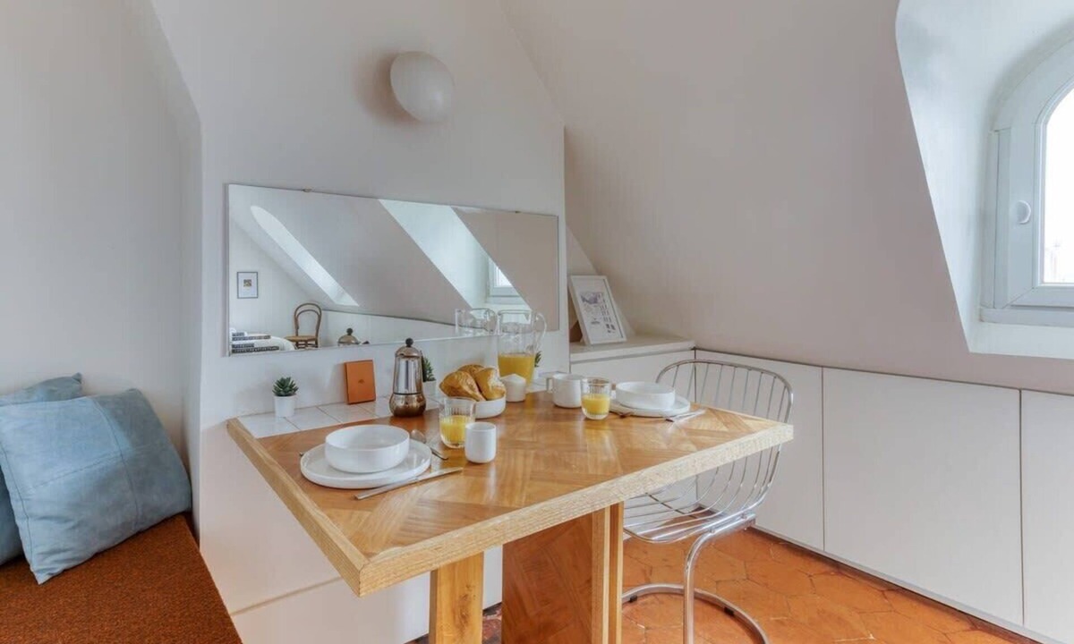 9th Arrondissement Apartment | Studio Cocoon with View in the Heart of Paris 09