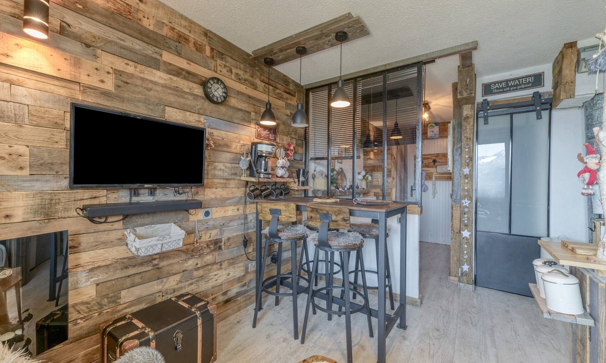 Eclose-Ouest Apartment | Studio 'Exceptional View' with Mountain Views, Balcony, and Wi-Fi
