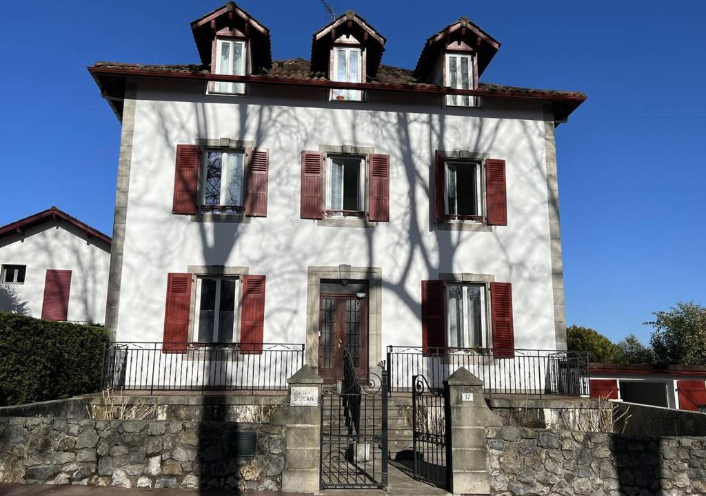 Cambo-les-Bains Apartment | Studio lumineux à Cambo-les-Bains, proche thermes, coin nuit, kitchenette, internet, animaux acceptés - FR-1-495-10