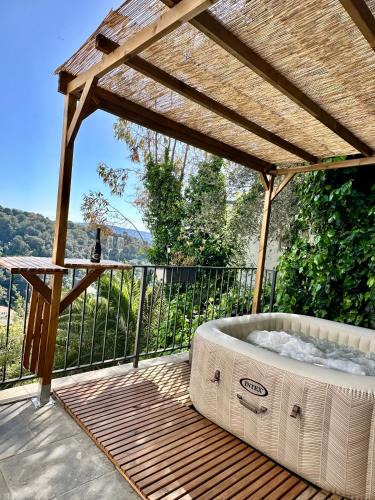 La Madeleine Apartment | Studio romantique avec jacuzzi privé - aperçu mer - terrasse - parking gratuit