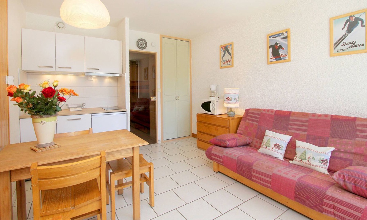Mont-de-Lans Apartment | Studio with balcony SOUTH, at the foot of Telesiege du diable