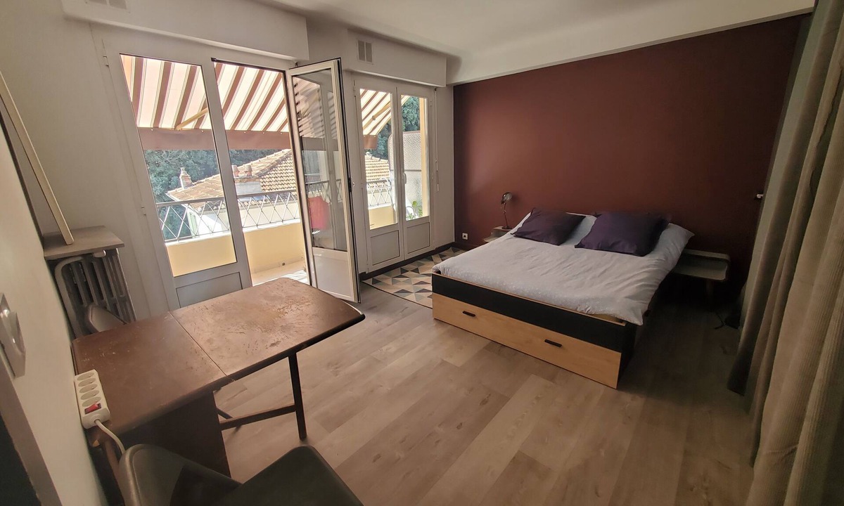 La Madeleine Apartment | STUDIO with superb TERRACE and separate kitchen in quiet location.