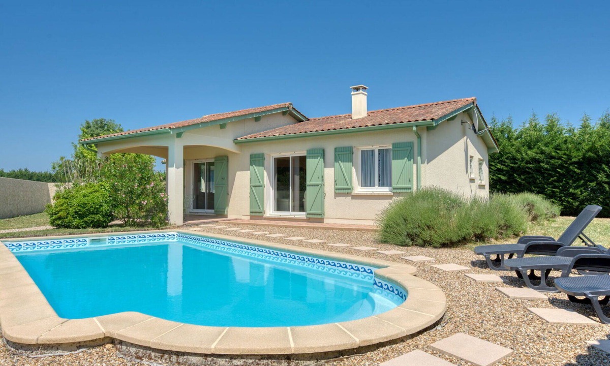 Saint-Germain-dEsteuil House | Stunning private villa for 6 people with private pool, WIFI, TV, terrace and pets allowed