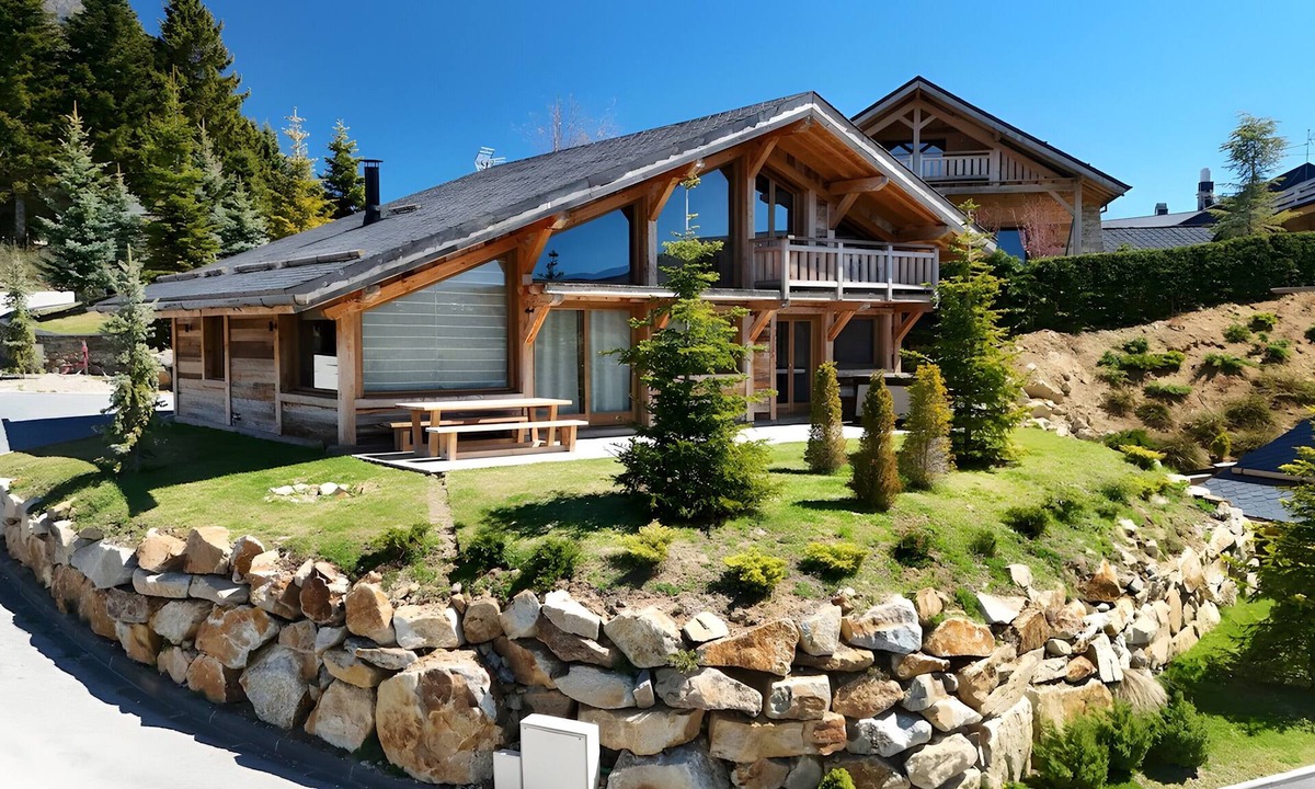 Superbolquere Ski Chalet | Stunning New Chalet with Panoramic Views and Jacuzzi