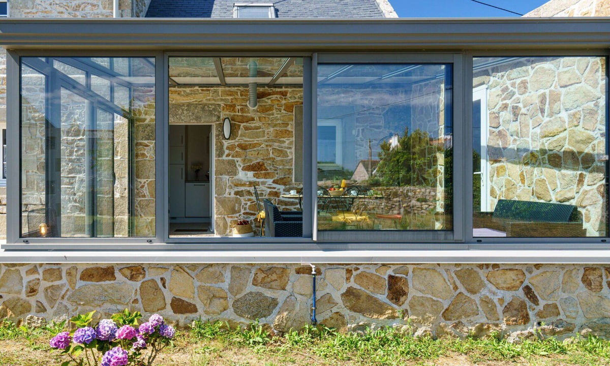 Plogoff House | Stunning private villa for 6 guests with WIFI, TV, terrace and pets allowed
