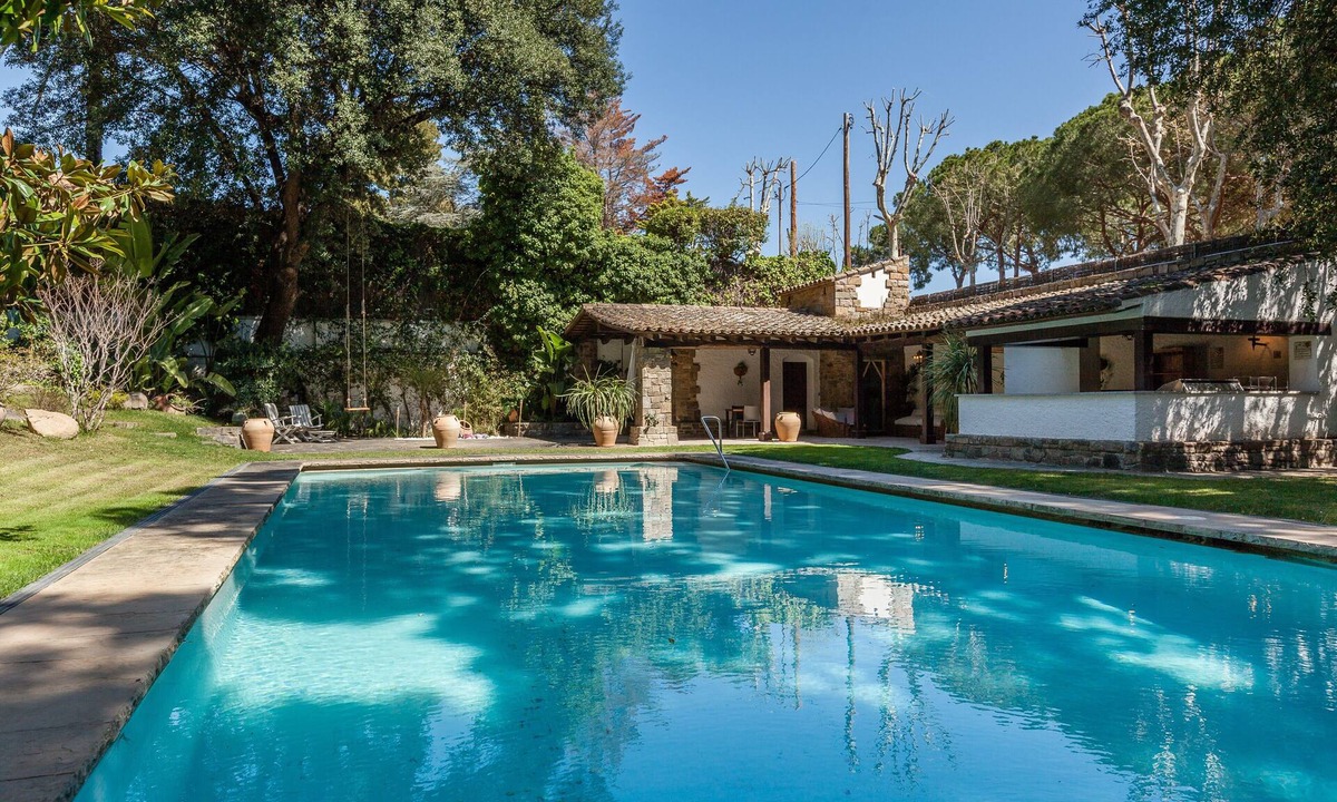 Premia de Dalt Villa | Stunning Villa 'Barcelona Country House' with Large Pool, Terrace A/C & Wi-Fi