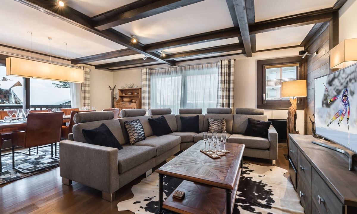 Courchevel Apartment | Stylish central apartment with fireplace and parking in Courchevel