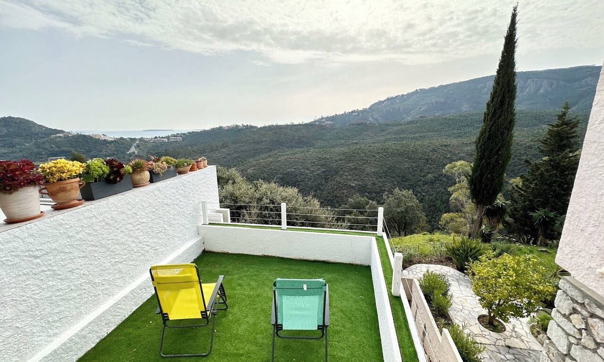 Mandelieu-La-Napoule Apartment | Sublime studio with large terrace and pool