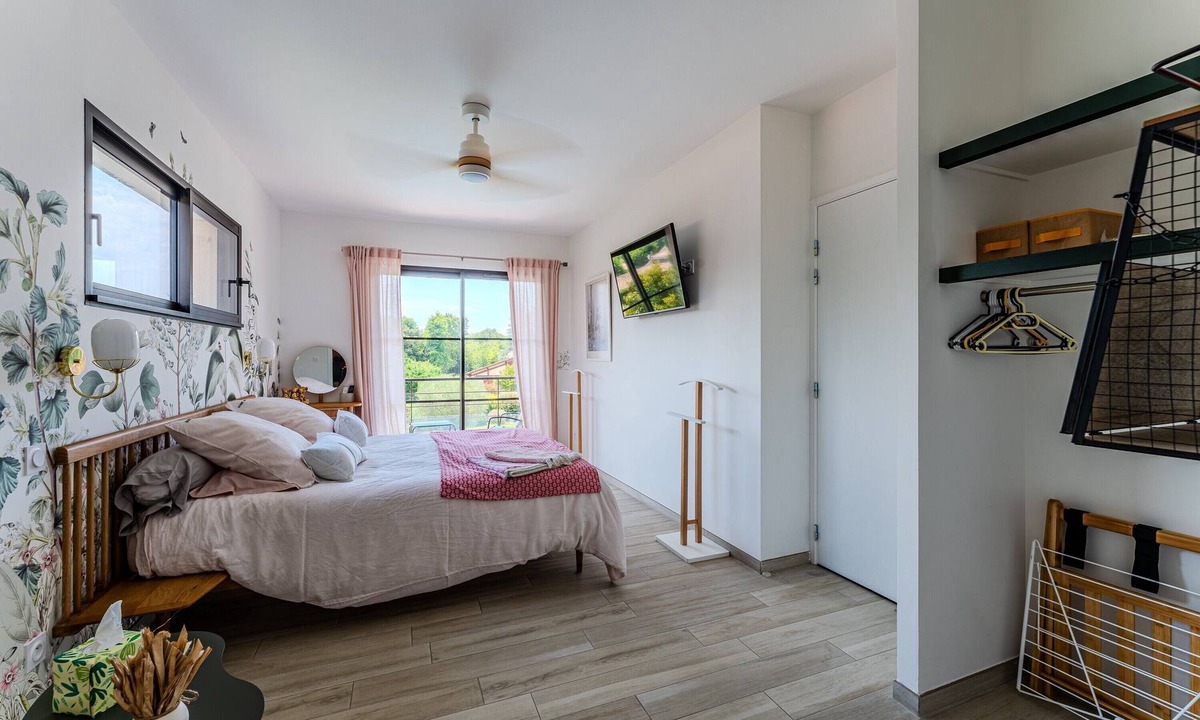 Parentis-en-Born Bed & Breakfast | Suite Papillons Guest Room – Saltwater Pool, Terrace & Shared Garden