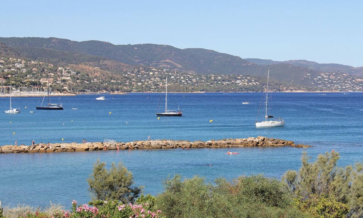 La Faviere Boat Rental | Sun-Kissed Sailing Adventure in Provence-Alpes-Côte d'Azur