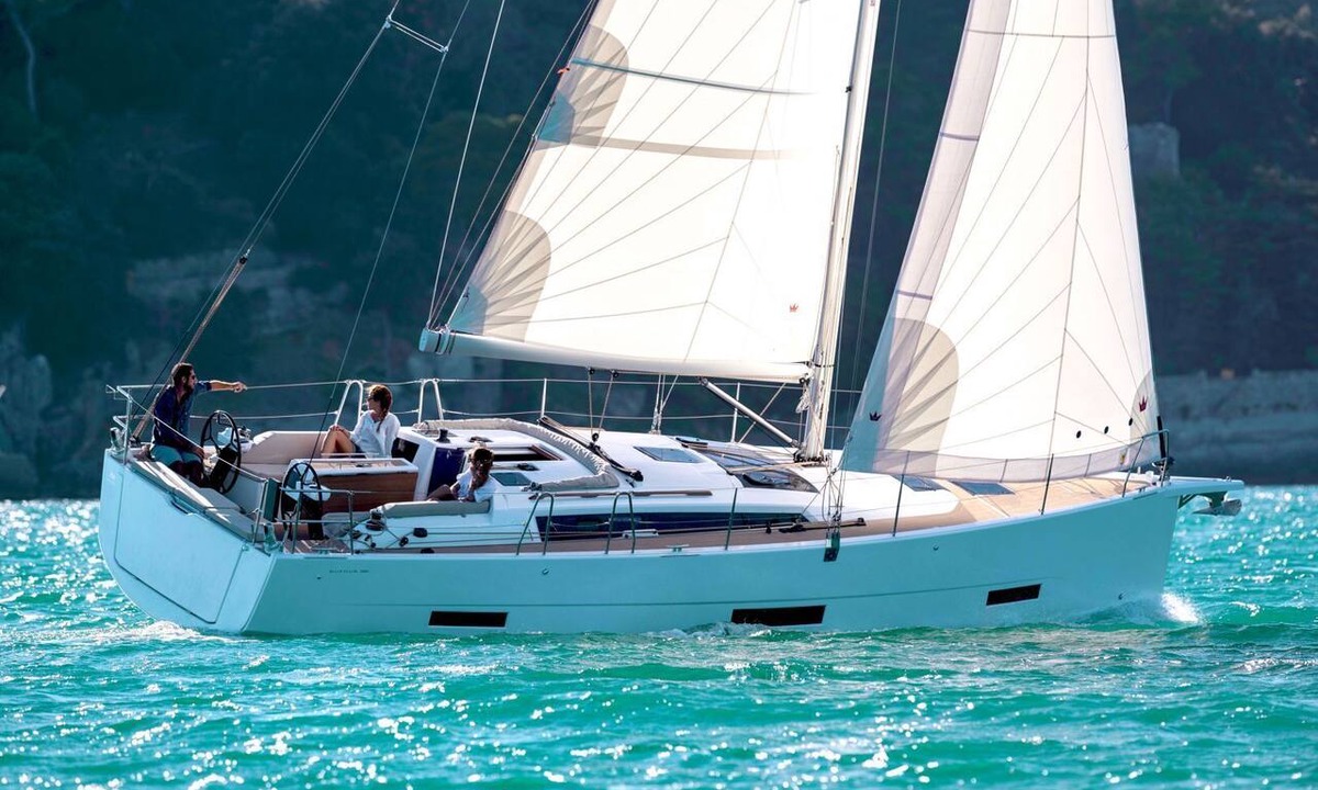 Les Riaux Boat Rental | Sun-Kissed Sailing Adventure to Viejo Puerto