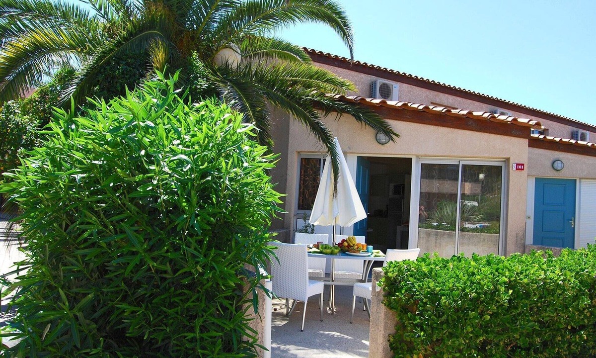 Saint-Cyprien Plage Cottage | Sunny Duplex Cottage for 4