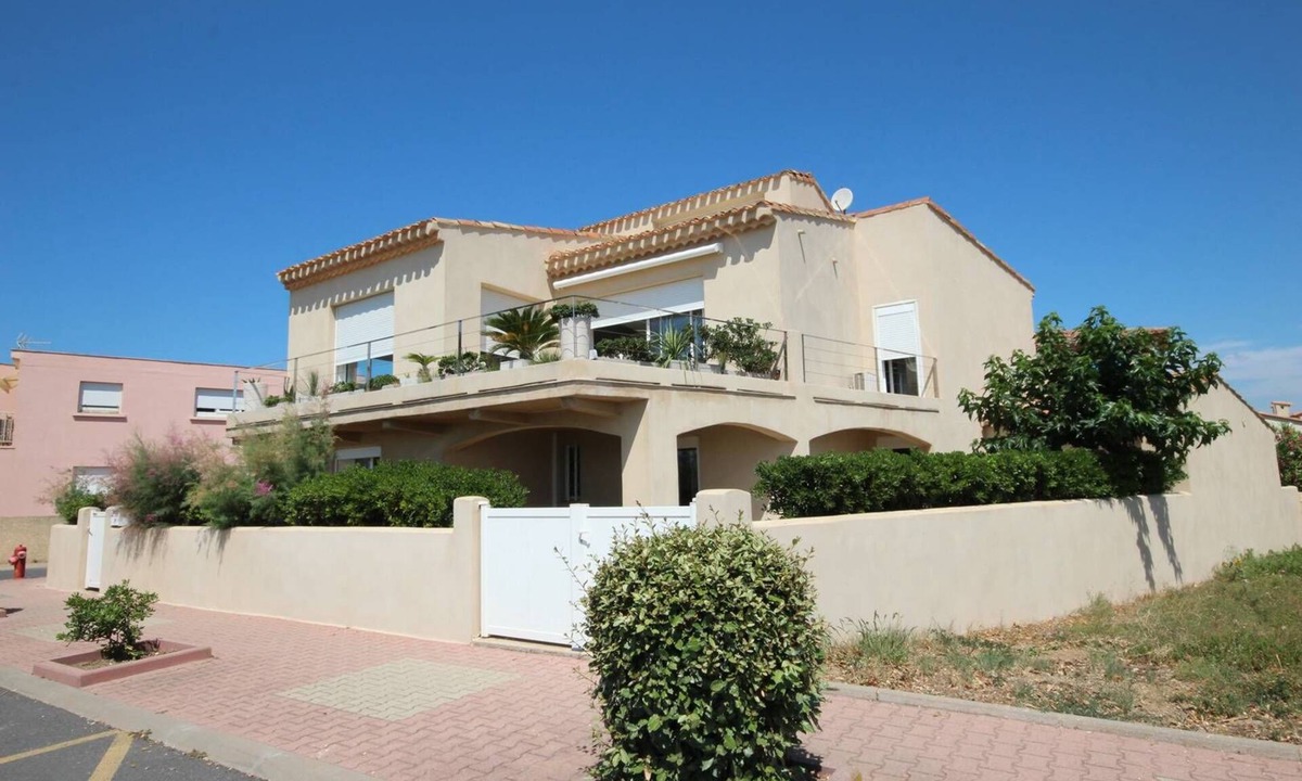 Portiragnes-Plage Apartment | Superb flat with air conditioning for 5 people, south exposed, Wifi, 20m away from the beach of.