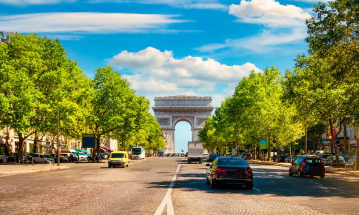 Champs-Elysees Apartment | Superior Room With Aircon In Champs Elysees