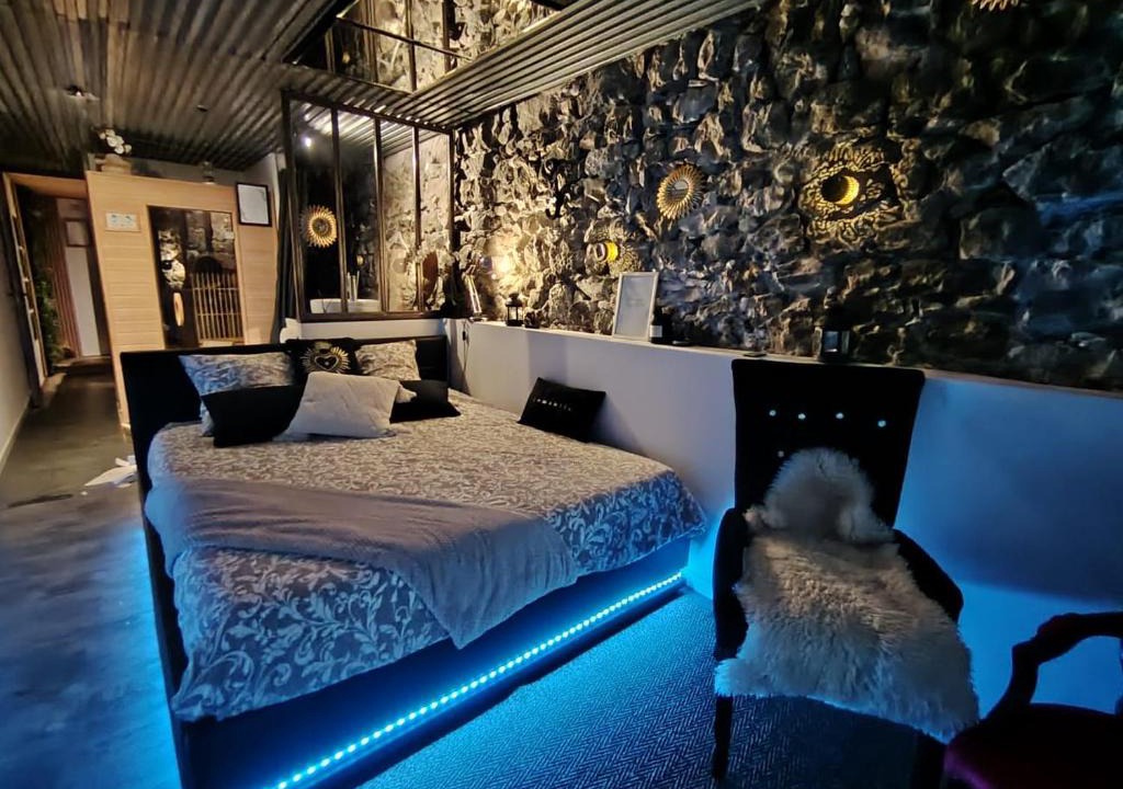 Quartier Hyper-Centre Apartment | Sweet Loft Grenoble-Love Room avec jacuzzi & sauna