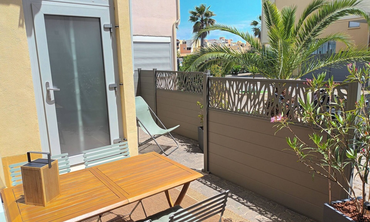 Gruissan Apartment | T2 apartment, ground floor 42 m² + terrace 15 m², air-conditioned, internet access