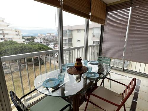 Le Port Apartment | T2 lumineux au port, climatisation, loggia avec vue, parking inclus - FR-1-696-93