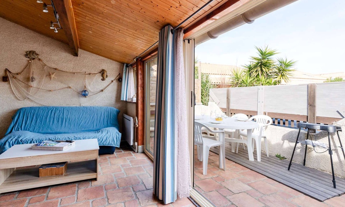 Les Ayguades Villa | T2 Mezzanine Pavilion near lagoon