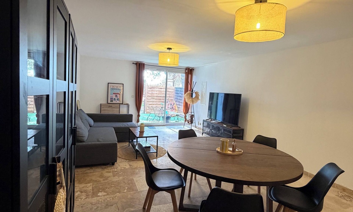 Cairanne Condo | T3 Chez Dylou 2 parental suites & sunshine!