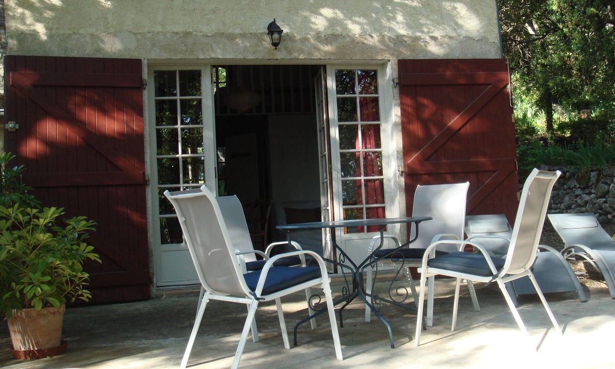 Lacoste Apartment | The "A l'Ombre des Chênes" studio offers peace, relaxation, and beautiful walks