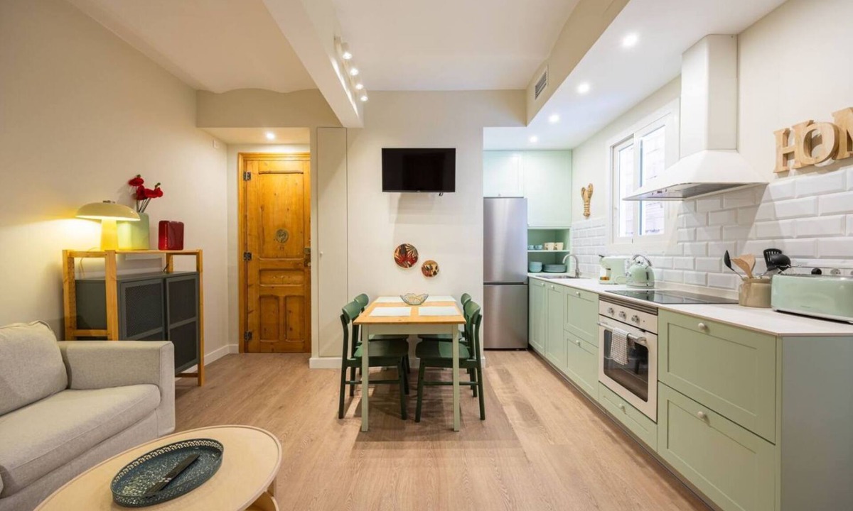 El Parc i la Llacuna del Poblenou Apartment | The apartment has a unique charm and personality, thanks to its stylish design. You’ll be surrounded by parks, great restaurants, local shops, and more. And to top it off, there’s a private balcony where you can relax.