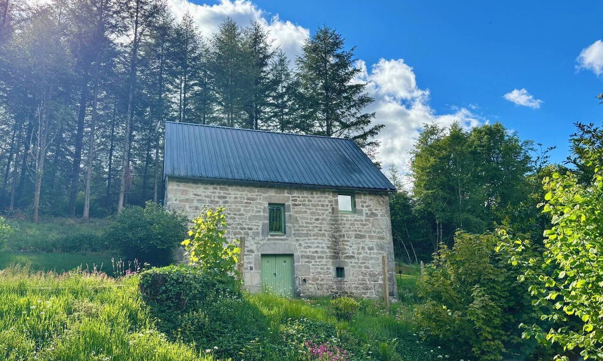 Saint-Hilaire-les-Courbes Cottage | The Gîte de Couturas – Fenced-in garden and shared pool in Corrèze