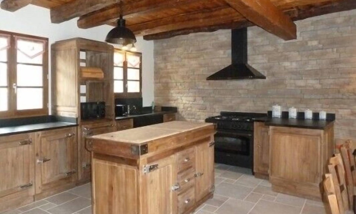 Arrien-en-Bethmale Cottage | The gite offers pretty views of Bethmale Valley and the mountains