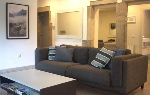 Pedret Apartment | The Riverview Suite