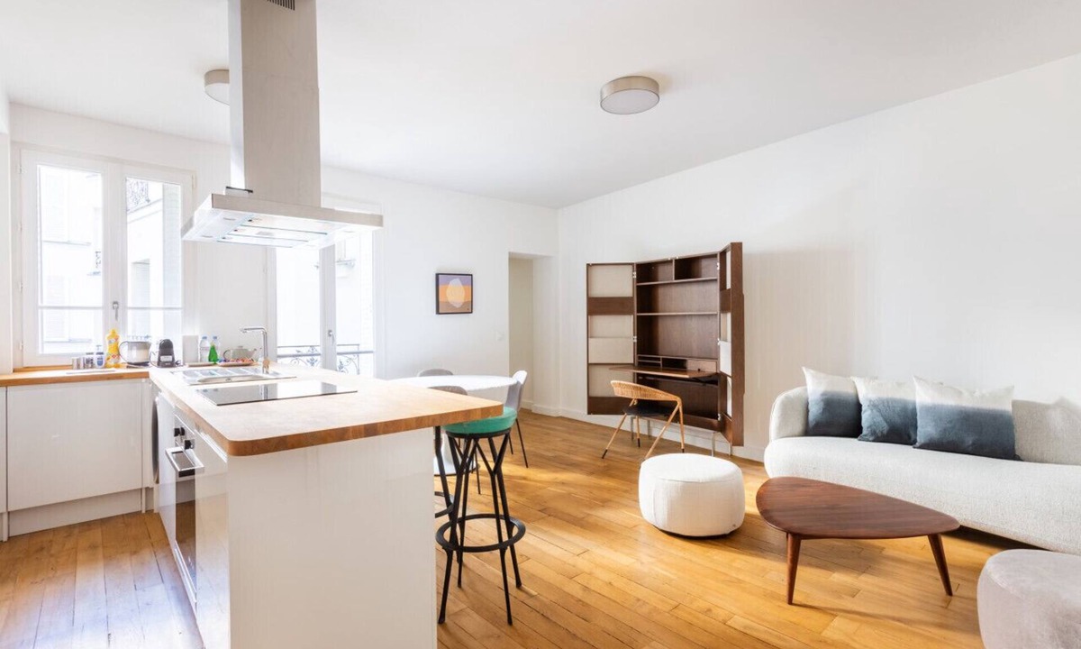7th Arrondissement Apartment | Tour Eiffel - Invalides - Rénové