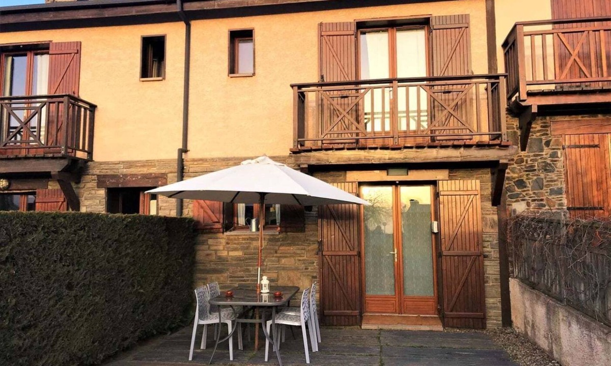 Sainte-Leocadie House | Townhouse 3 rooms Private Garden, Fireplace, Views & Wi-Fi
