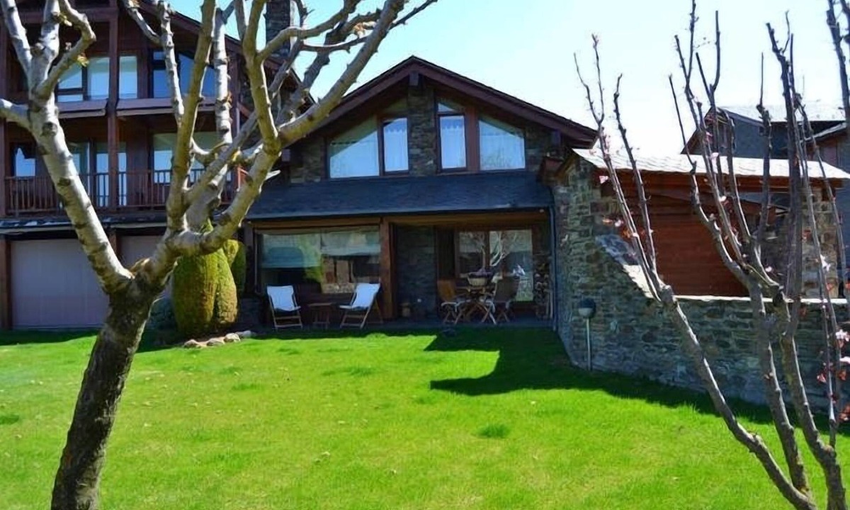 Soriguerola House | Townhouse 3 rooms Golf Fontanals, Fireplace, Garden, Views & Wi-Fi