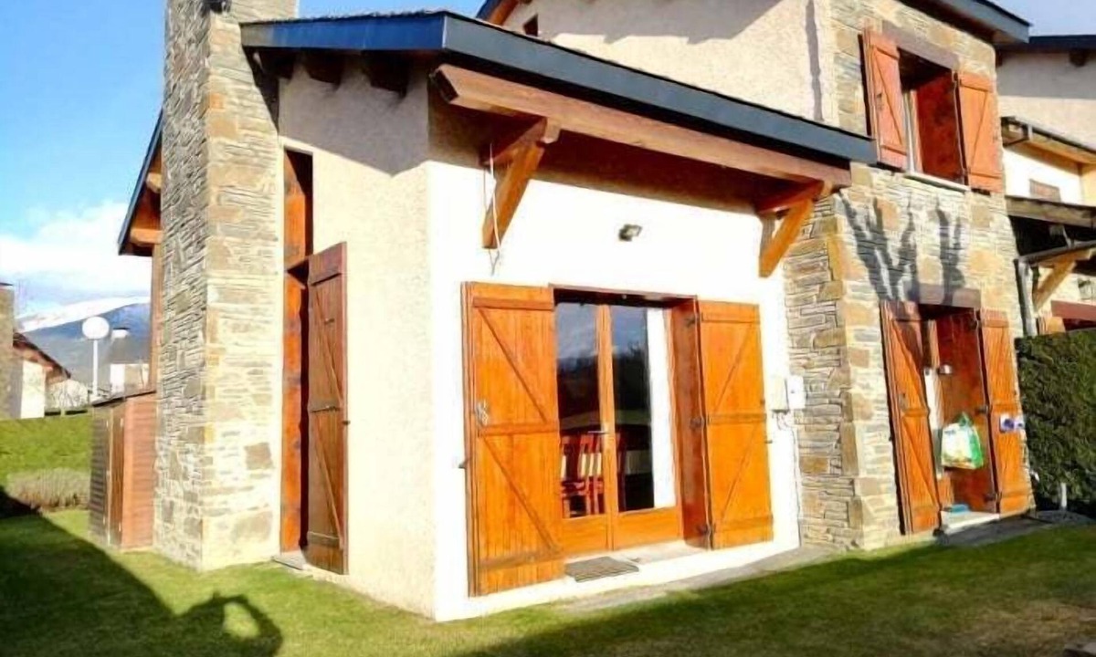 Sainte-Leocadie House | Townhouse 4 rooms Private Garden, Fireplace, Views & Wi-Fi