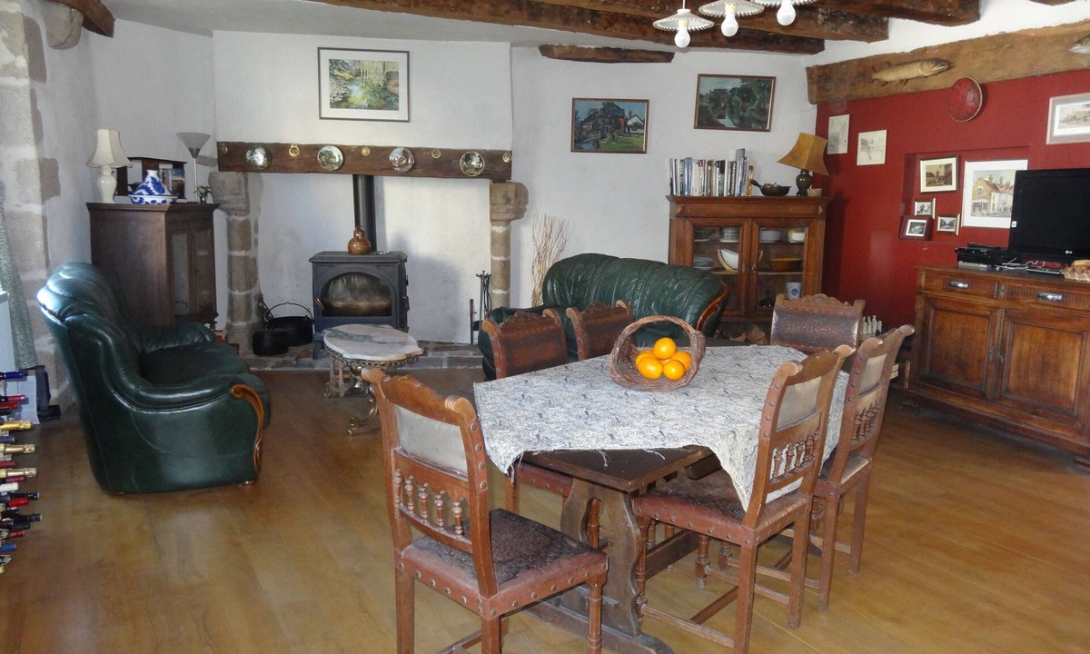 Eymoutiers Bed & Breakfast | Townhouse St Jacques - Loft room with ensuite, central location, free parking