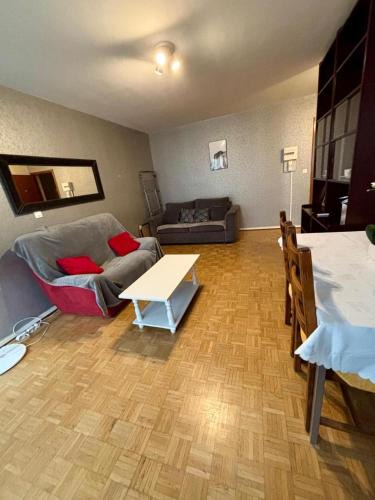 Saint-Priest Apartment | Tram 50 m, Balcon, Parking facile