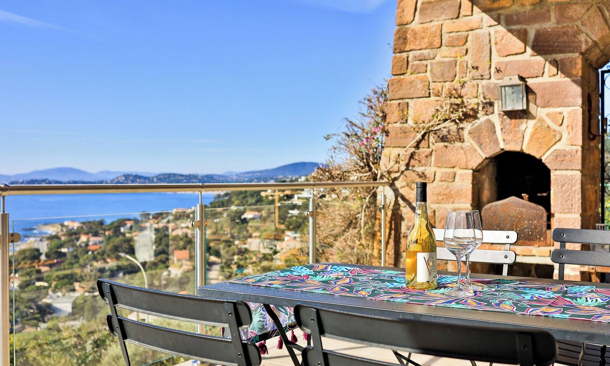 Les Issambres House | Tranquil family-friendly holiday home for eight persons with sea view